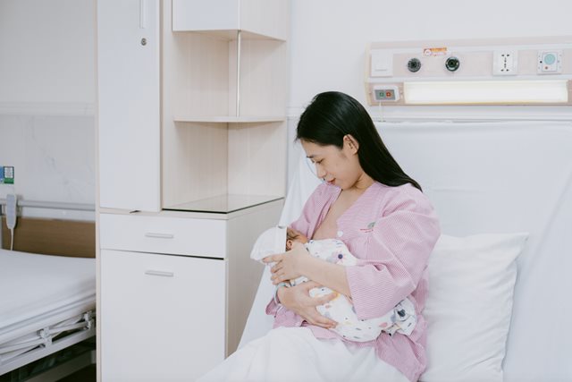 Khi mẹ mắc bệnh có nên tiếp tục cho con bú sữa?